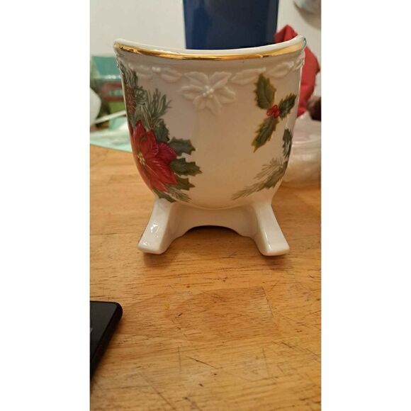 Porcelain center piece Christmas Decor - Picture 2 of 5